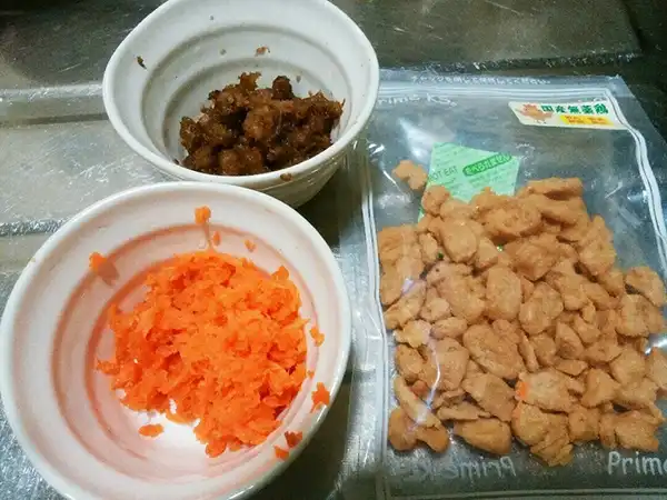 根菜とチキンビッツのせごはんの作り方１