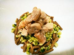 犬猫のドライフード、長寿一番を使ったレシピ「鶏肉ときゅうりのっけごはん」