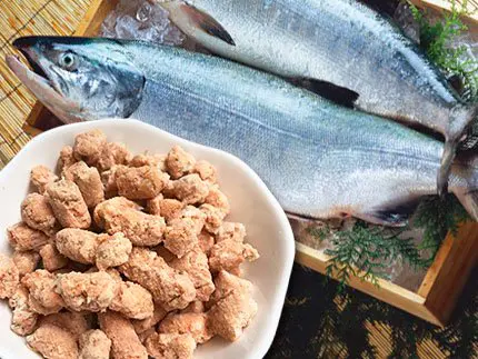犬猫の手作りご飯のトッピングにおすすめの生魚「嵐山鮮魚　鮭骨ごとパラパラミンチ 400g」